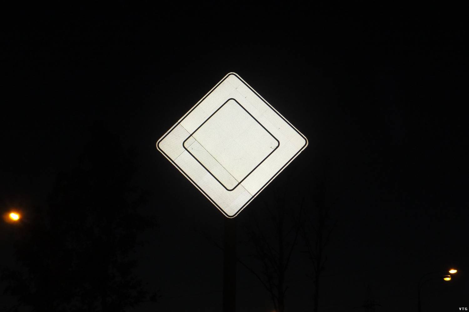 Главная дорога сегодняшний. Дорожные знаки квадратные. Знак Главная дорога. Дорожный знак Главная дорога. Дорожный знак квадратный белый.